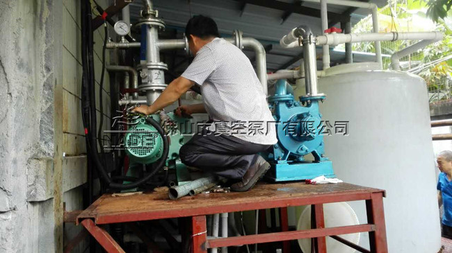 （圖為：佛山市真空泵廠有限公司服務部 袁工在客戶現場指導&ldquo;碳化硅鍍膜工藝&rdquo;真空機組調試運行、操作）